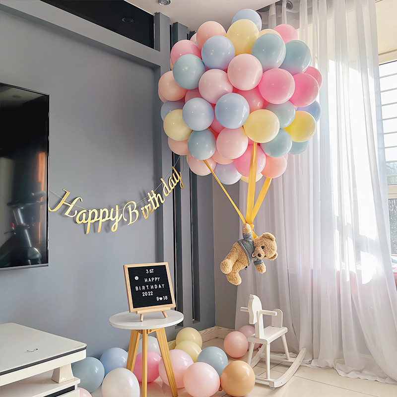 浮かぶ熱気球の形をした窓が開くレトロなクリーム色の小さな茶色のクマの男性と女性の1歳の誕生日のアレンジメントパッケージの装飾