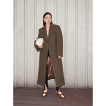 MARYME Korea imports sheep fur and wears a cuff-shaped coat with a cuffled moon-cuff coat