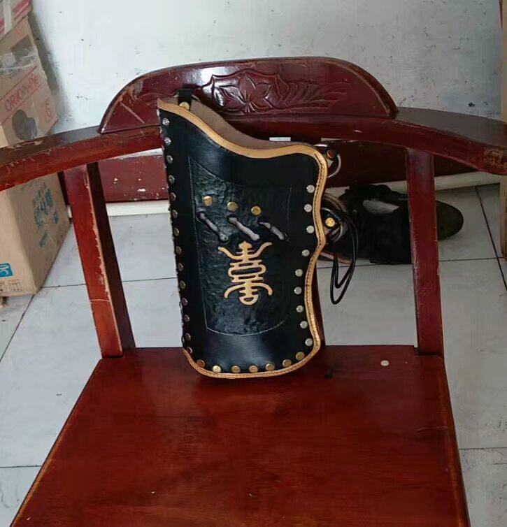 Imitation of the arrow sack riding the sack