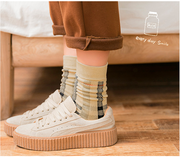 Mùa thu nữ vớ cotton kẻ sọc vớ nữ châu Âu và Hoa Kỳ tên tuổi lớn văn học retro gió phụ nữ ngắn hoang dã vớ da