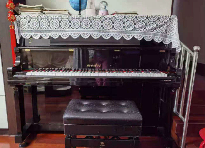 Homegrown secondhand piano Virtue 126 High black Big Spectral Shelf in color New use 5 years more