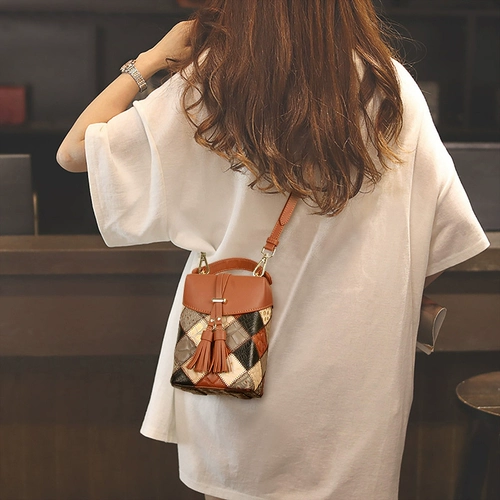 Вместительная и большая демисезонная дизайнерская сумка на одно плечо