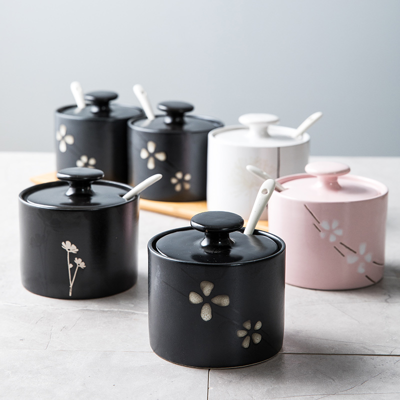 This porcelain ceramic household seasoning jar with cover teaspoons of Japanese creative kitchen sugar pot monosodium salt seasoning jar jar