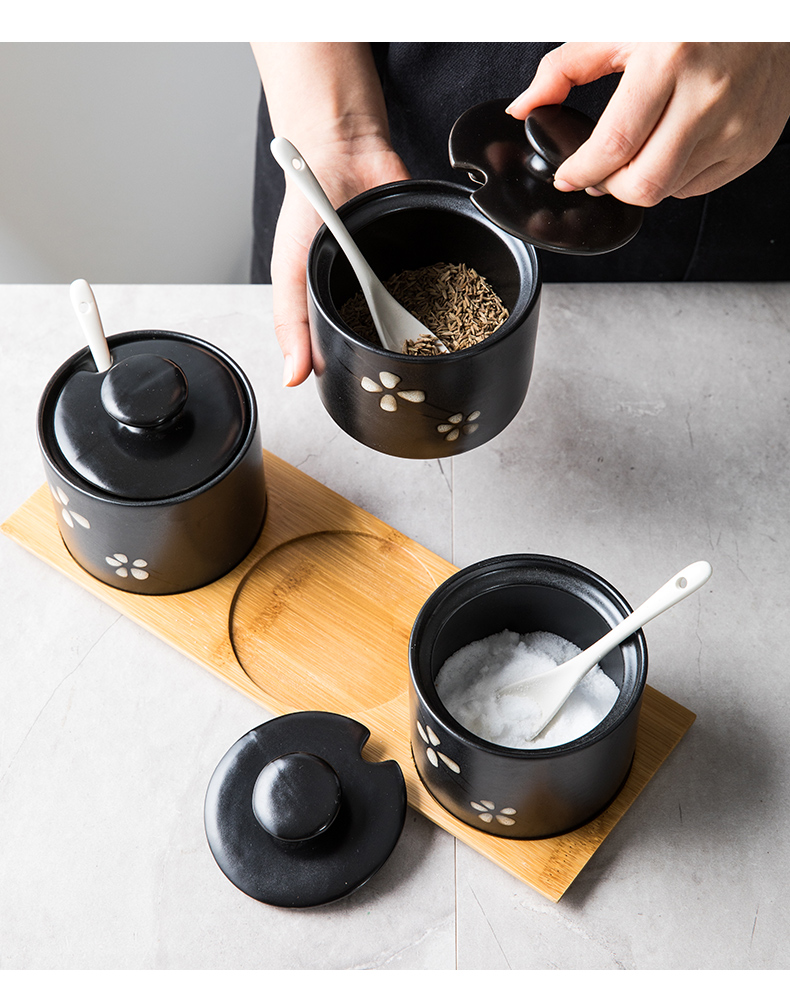 This porcelain ceramic household seasoning jar with cover teaspoons of Japanese creative kitchen sugar pot monosodium salt seasoning jar jar
