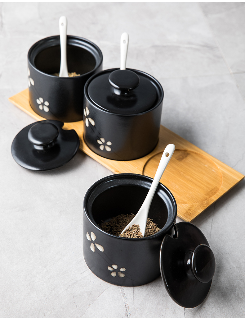 This porcelain ceramic household seasoning jar with cover teaspoons of Japanese creative kitchen sugar pot monosodium salt seasoning jar jar