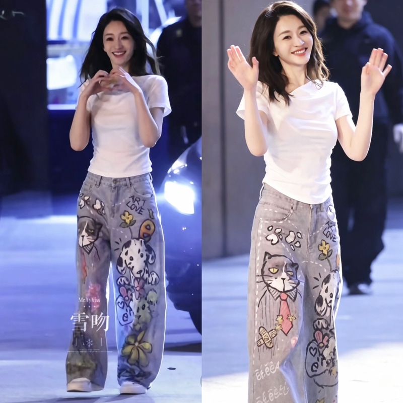 Sister Li Xiaoran from the Show "Sisters Who Make Waves" Wears the Same White Twisted Short-Sleeved T-Shirt and Fun Cat and Dog Graffiti Jeans for Women