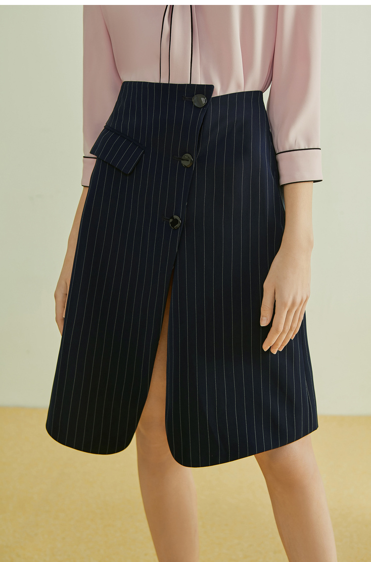 Lily2019夏新款女装A型轮廓,条纹显瘦,不对称门襟修身半身裙