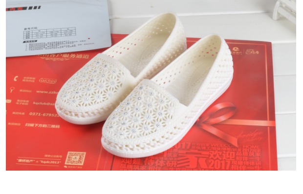 Giày y tá chống trượt mùa hè nữ dép nhựa trắng nữ đế mềm đế giày đế bằng thoải mái đế bằng đi biển đi mưa nữ dép cói