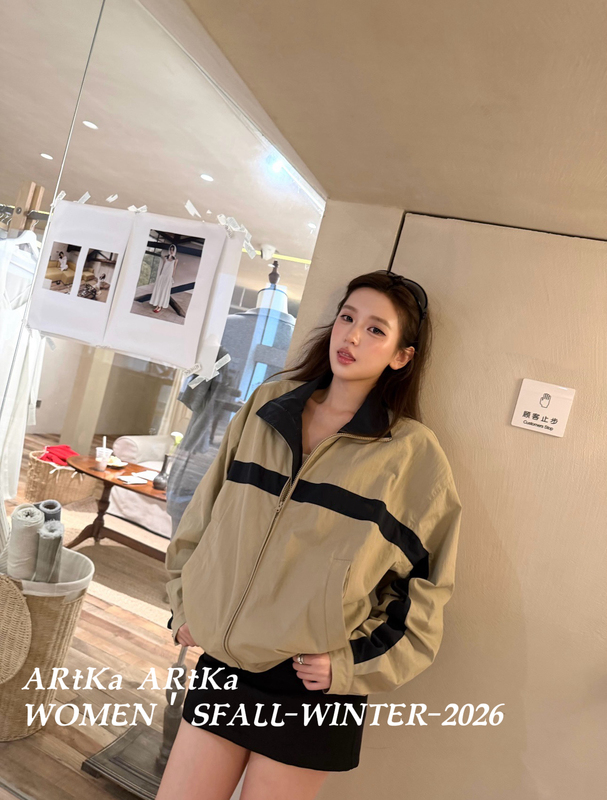 Artka Effortlessly Stylish! Vintage Color-Blocked Sports Jacket with Logo Lettering for a Chic Look Artka Effortlessly Stylish! Vintage Color-Blocked Sports Jacket with Logo Lettering for a Chic Look