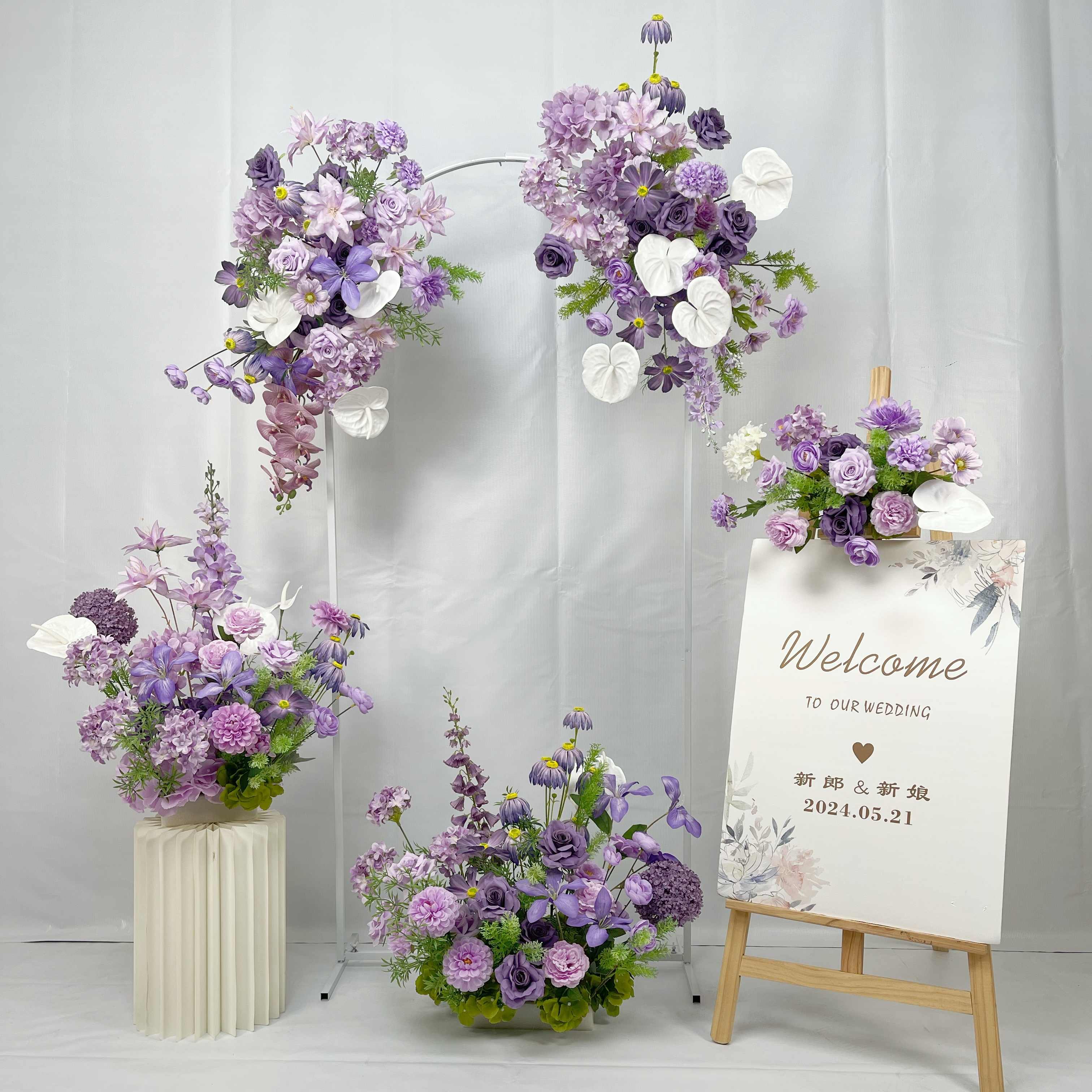 浪漫紫白，见证永恒爱意走进紫白交织的梦幻殿堂，置身纯净与优雅的氛围中，每一处细节都诉说着爱情的美好。 ✨ 紫色浪漫，象征深沉的爱与永恒的誓言。 ✨  白色纯洁，映衬真挚的初心与幸福的见证。 从华丽的紫白花艺，到高雅的灯光与细腻的相册桌布置，每一刻都是童话般的 ..., image size:3024x3024