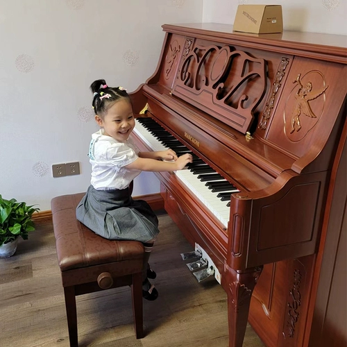 Обнаружение новичков, играющих в вертикальные пианино детей