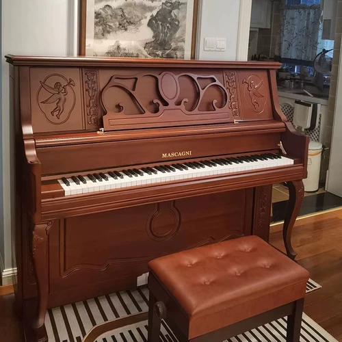 Обнаружение новичков, играющих в вертикальные пианино детей