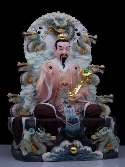 Die weiße Marmorstatue des taoistischen Vorfahren der Sanqing-Dynastie, des Höchsten Laojun, der moralische spirituelle Schatz der Yuan-Dynastie, der Vorfahre der Vorfahren, die Anbetungsornamente in der Eingangshalle