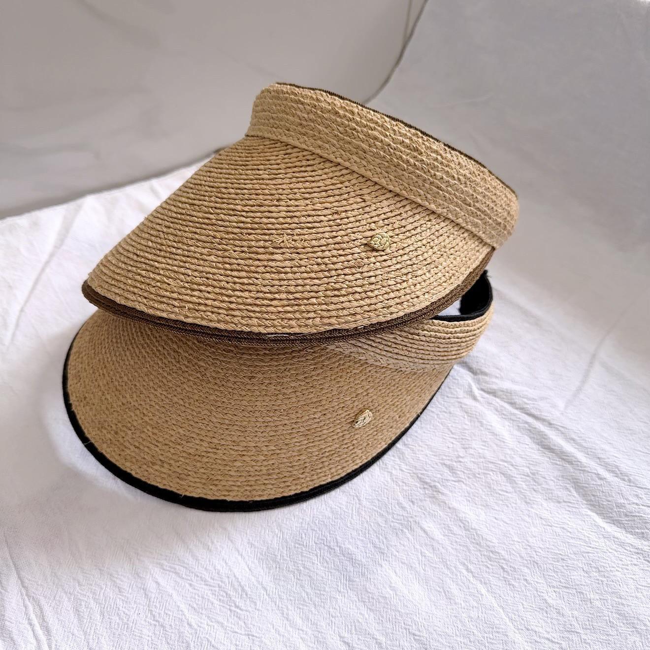 A niche designer's ins Raffia grass headband overhead hat for women's summer sun protection and beach vacation, a straw woven sun protection hat