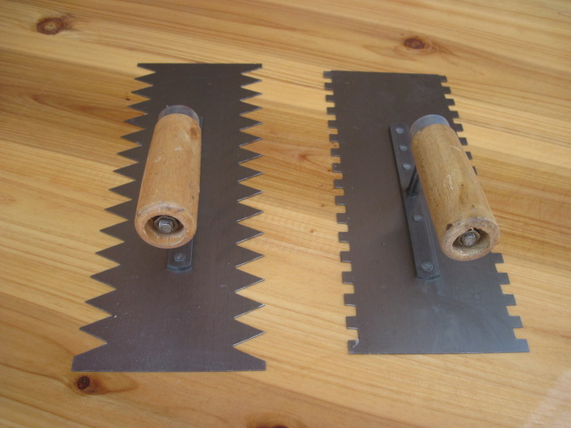 With toothed plastering knife plasterboard tile glue tool tile plasterer serrated plaster paste tile knife trowel