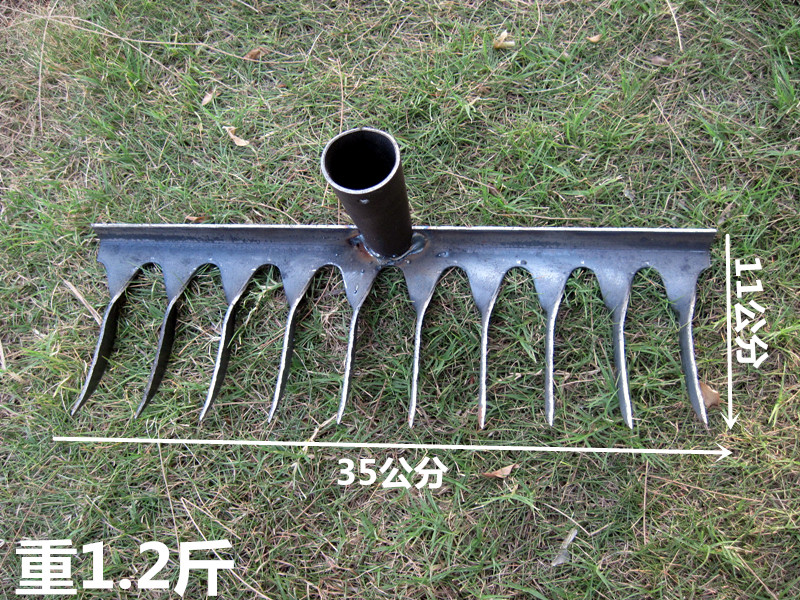 Loose earth tweezers nailed agricultural tools small iron farmers with mud and wood handles to turn over the earth and fall leaves to dry grass