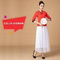 Красный топ + белая сетчатая юбка