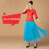 Красный топ + синяя сетчатая юбка