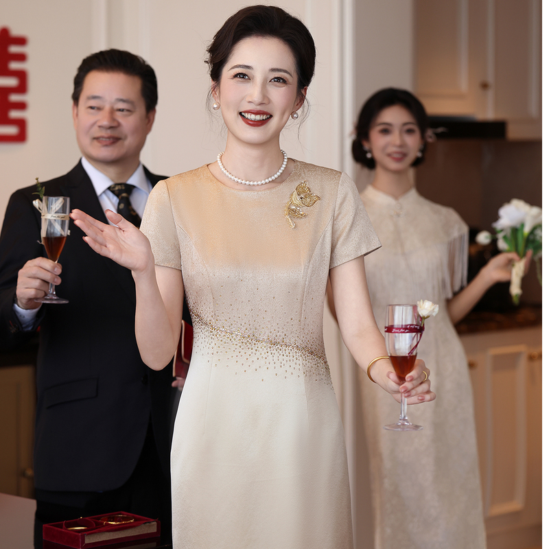 Charming Mother-In-Law Wedding Banquet Dress in Champagne Color, Stylish Mother's Dress with Short Sleeves and Embroidery for Wedding and Banquet Charming Mother-In-Law Wedding Banquet Dress in Champagne Color, Stylish Mother's Dress with Short Sleeves and Embroidery for Wedding and Banquet