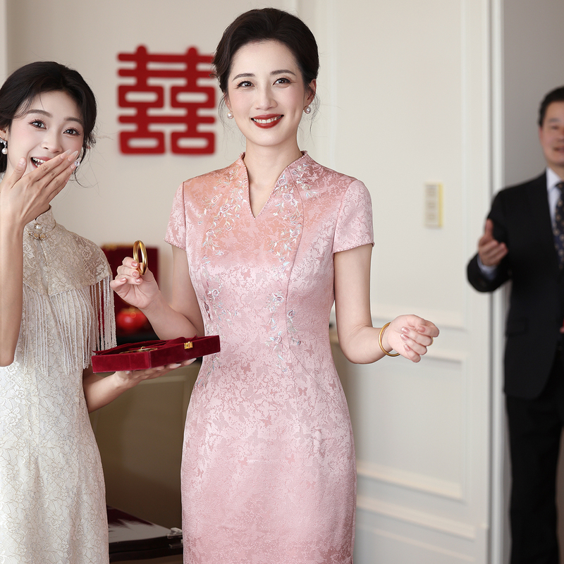 Elegant and Luxurious Short-Sleeved Cheongsam Dress for Mother-In-Law at Wedding Banquet, Stylish and Elegant Dress Elegant and Luxurious Short-Sleeved Cheongsam Dress for Mother-In-Law at Wedding Banquet, Stylish and Elegant Dress