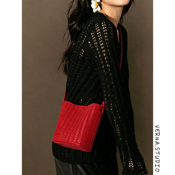 Super hot exquisite red woven bag women's summer 2026 new commuter light luxury niche high-end cross-body mobile phone bag