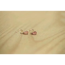 В этом году Pach Blossom Pink Pomegranate Stone Transport Plint Ear Hook Piach Blossom Ear Decoration Rose Gold Mortinate Persona 100