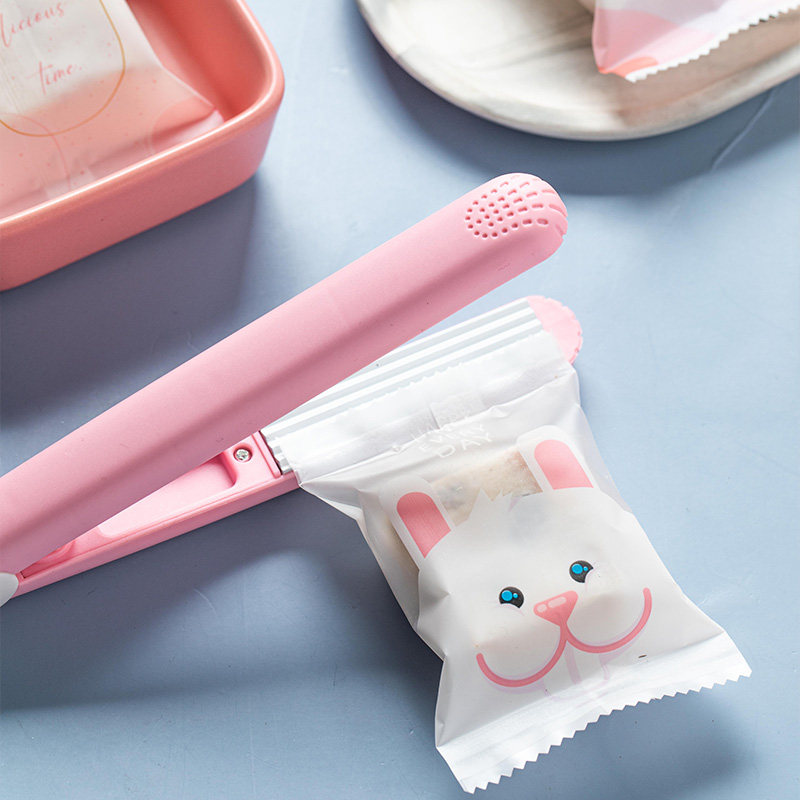 Mini portable sealing machine Hand-pressed nougat moon cake bag Plastic snack packaging bag Candy wrapping paper Electric sealing bag machine