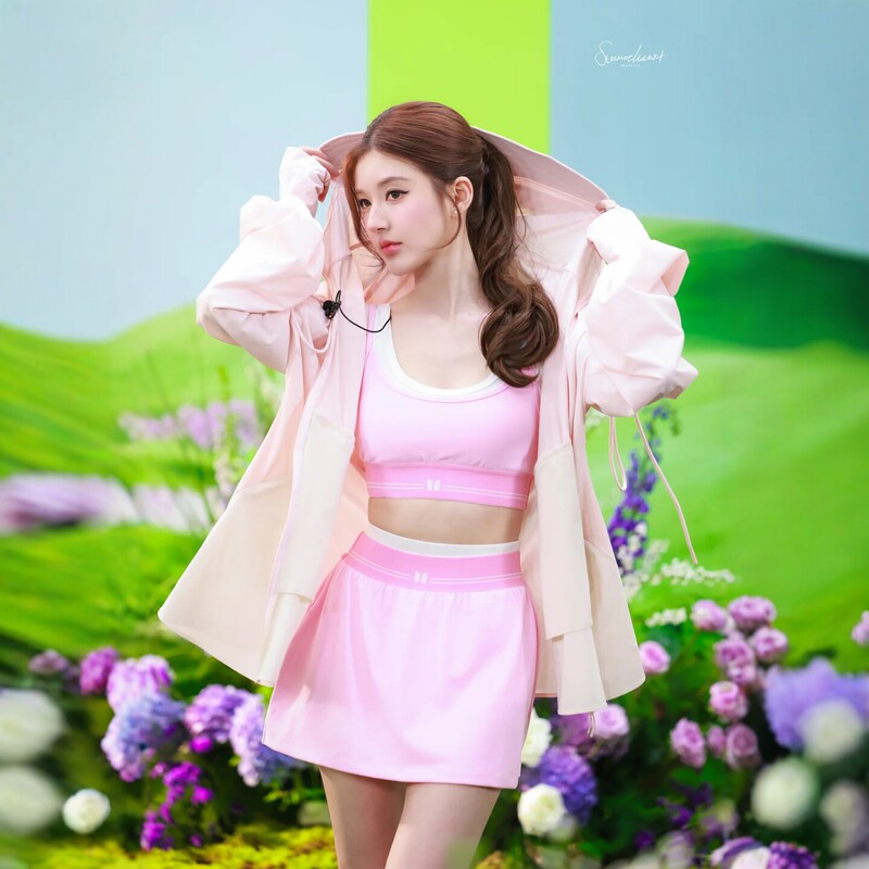 Zhao Lusi's Same Style Sun Protection Clothing for Women, Summer Lightweight Hooded Drawstring Pink High-End Mid-Length Sun Protection Jacket Zhao Lusi's Same Style Sun Protection Clothing for Women, Summer Lightweight Hooded Drawstring Pink High-End Mid-Length Sun Protection Jacket