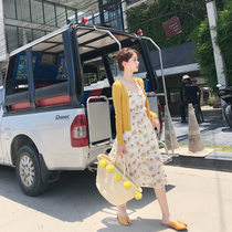 Very fairy two-piece set of foreign style 2021 spring and summer new two-piece set of small suspender cardigan floral skirt suit female