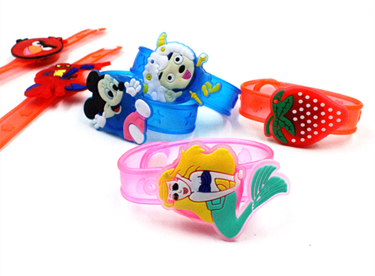 Đồ chơi trẻ em bán buôn hói nhấp nháy vòng tay con công ánh sáng 1 nhân dân tệ dưới chợ đêm cung cấp gian hàng - Nhẫn nhẫn phong thủy nam