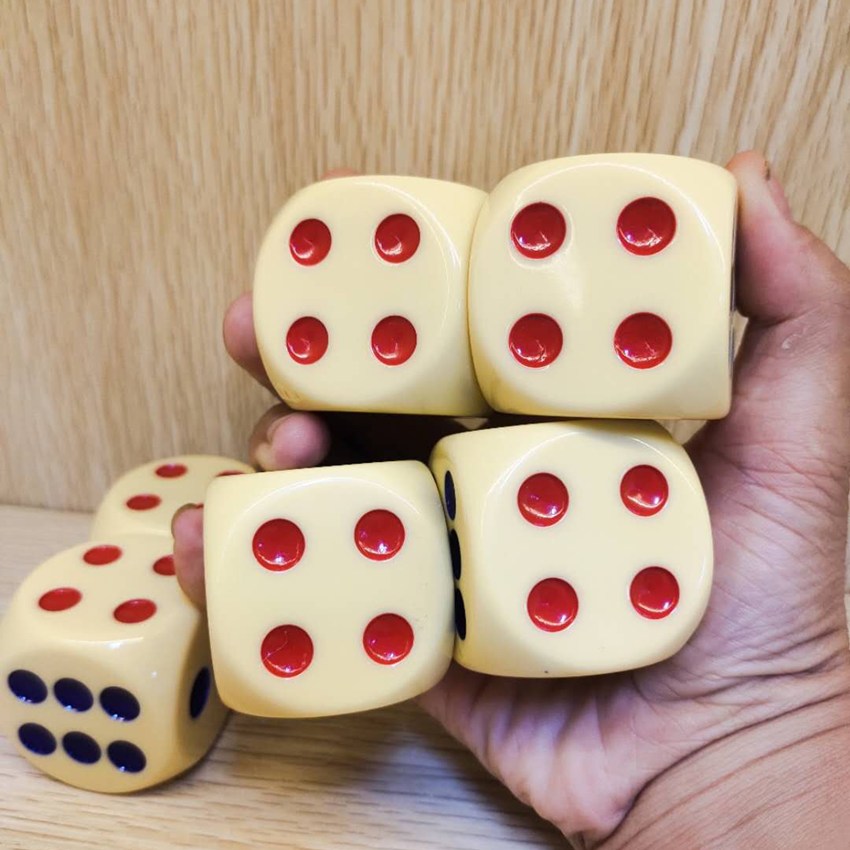 Mid-autumn bocake big dice 4CM dice acrylic color son event dice beige yellow with big boatcake bowl