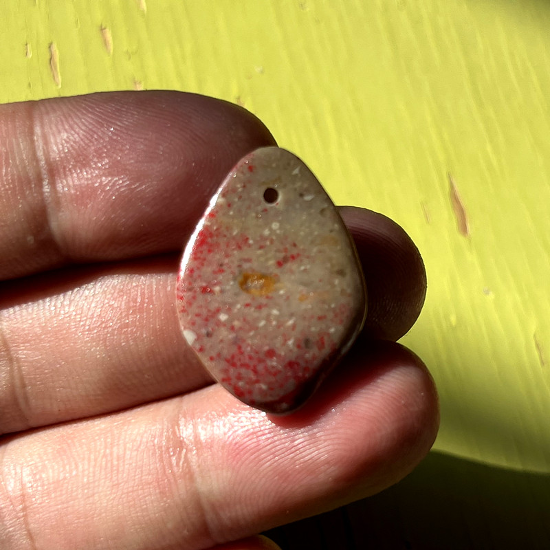 高品質な彰化鶏血石の硬質表面ペンダント