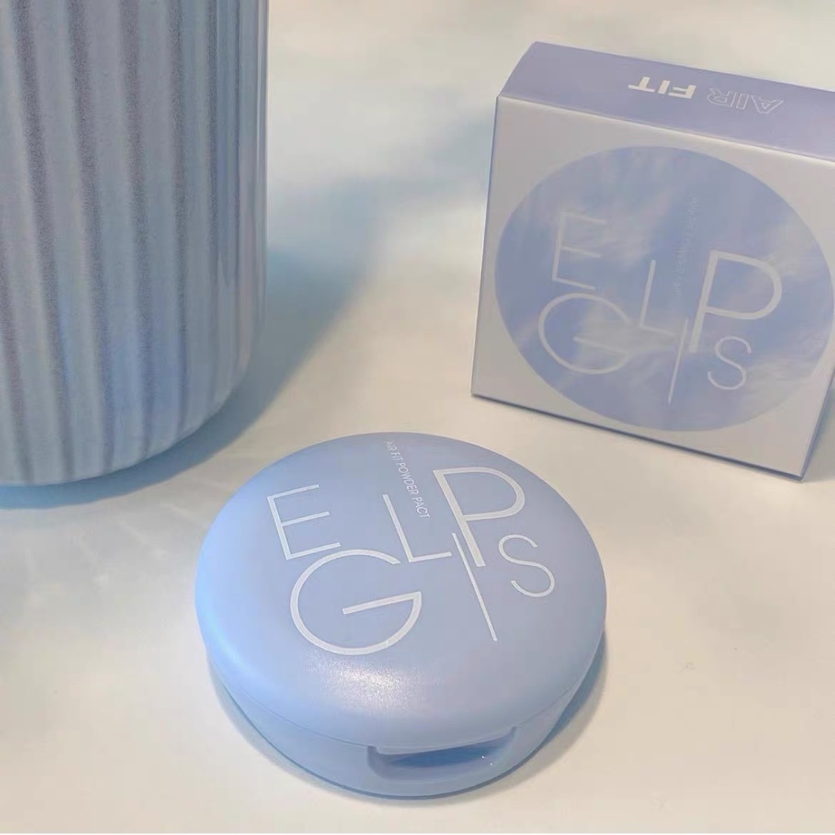 Spot Xin Xin recommends South Korean eglips blue macaron powder cake control oil and makeup honey powder air fit
