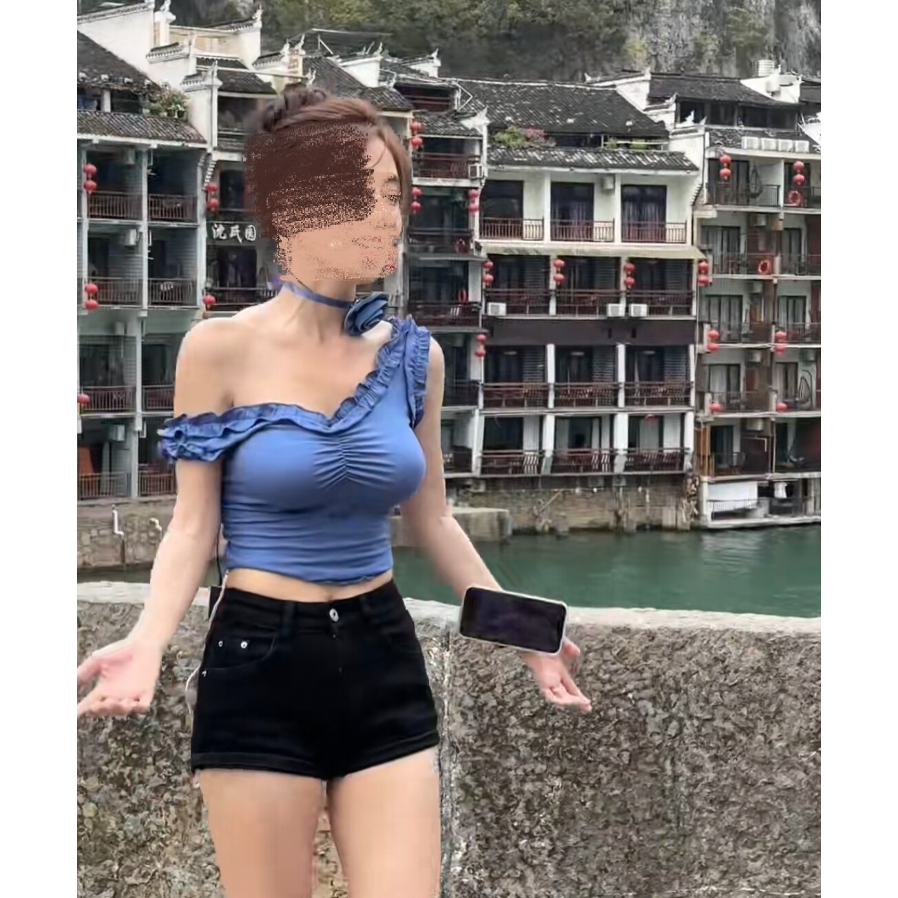 こちらは、ネットセレブの馮ティモが着用していたものと同じ、青いフリル付きVネックキャミソールトップスです。セクシーなショート丈トップスで、インナーとしても着用できます。