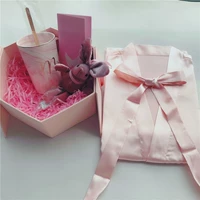 Халат цвета шампанского + круглая подарочная коробка.