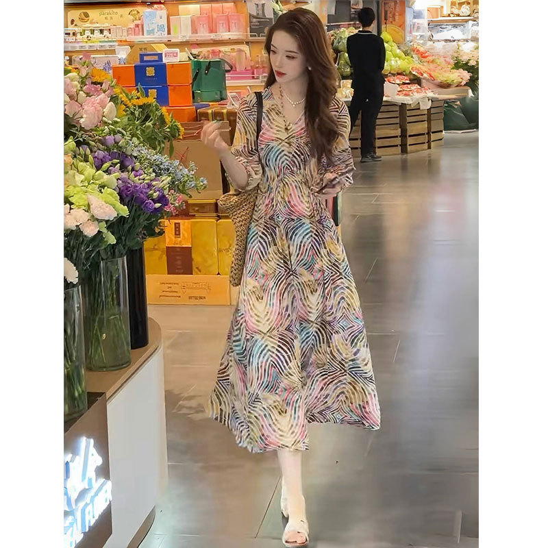 Gentle and Beautiful Silk Dress with a Goddess-Like Style, High-End Feel, Elegant Waist-Cinching V-Neck Printed Mulberry Silk Long Dress Gentle and Beautiful Silk Dress with a Goddess-Like Style, High-End Feel, Elegant Waist-Cinching V-Neck Printed Mulberry Silk Long Dress
