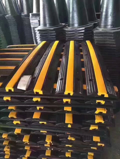 Trunking decelerated with rubber PVC cable protection trough Press Plate Indoor Outdoor Ground Trunking Rubber Cover Wire Plate