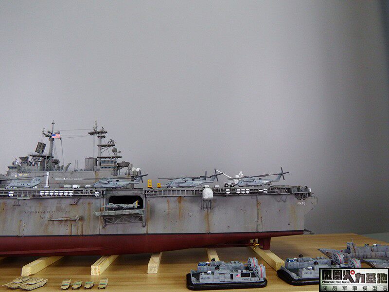 Модель военного корабля 1/350鎴愬搧妯″瀷 缇庡浗娴峰啗榛勮渹绾т簩鏍栨敾鍑昏埌lhd-1榛勮渹鍙 Trumpeter