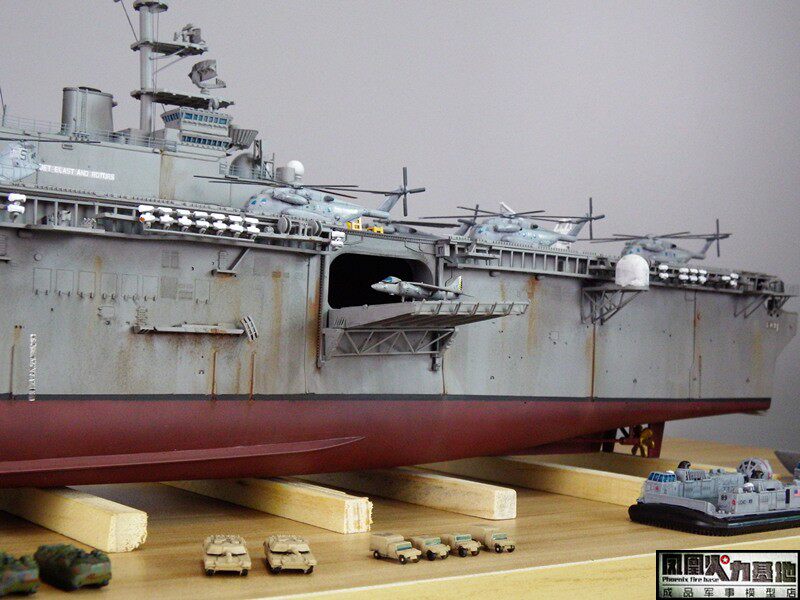 Модель военного корабля 1/350鎴愬搧妯″瀷 缇庡浗娴峰啗榛勮渹绾т簩鏍栨敾鍑昏埌lhd-1榛勮渹鍙 Trumpeter