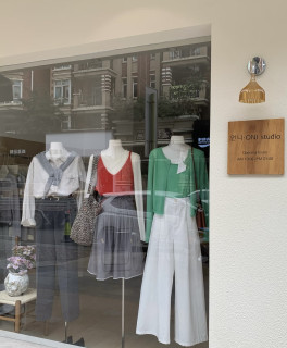 También será tarde. una colección de camisas informales versátiles japonesas y coreanas, faldas de punto de manga corta, faldas largas y dulces vestidos de mujer.