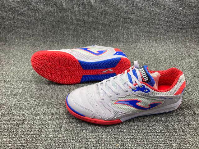 New football shoes Five people make indoor planks, cement ground flat football shoes