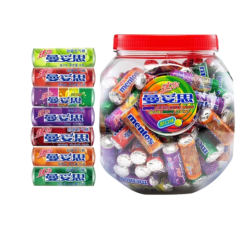 Жевательные надувные конфеты Mentos 1 кг содержат 100 кусочков детских хрустящих конфет со смешанным фруктовым вкусом в бочонке.