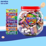 Жевательные надувные конфеты Mentos 1 кг содержат 100 кусочков детских хрустящих конфет со смешанным фруктовым вкусом в бочонке.