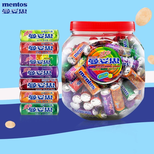 Жевательные надувные конфеты Mentos 1 кг содержат 100 кусочков детских хрустящих конфет со смешанным фруктовым вкусом в бочонке.