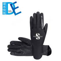 Scubapro SEAMLESS 1 5mm diving gloves with textured palms