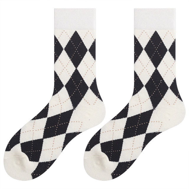 Pilling socks black and white diamond pattern retro women's mid-calf socks in trendy autumn and winter Korean version Internet celebrity ຖົງຕີນ trendy