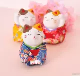 Японская фармацевтическая фармацевта Kiln Kitchen and Kimono сидят на трубе, чтобы набрать богатства кошек, чтобы достичь удачи