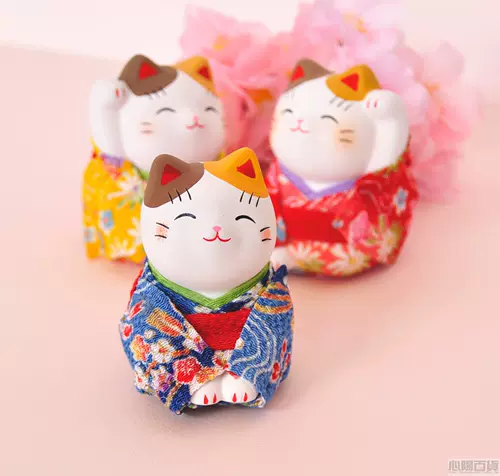 Японская фармацевтическая фармацевта Kiln Kitchen and Kimono сидят на трубе, чтобы набрать богатства кошек, чтобы достичь удачи