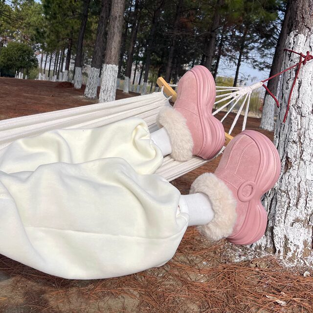 Women's Snow Boots with Plush Lining, Thickened for Winter, New Thick-Soled Height-Increasing Cotton Shoes 2025, Outdoor Non-Slip Fashionable Women's Short Boots