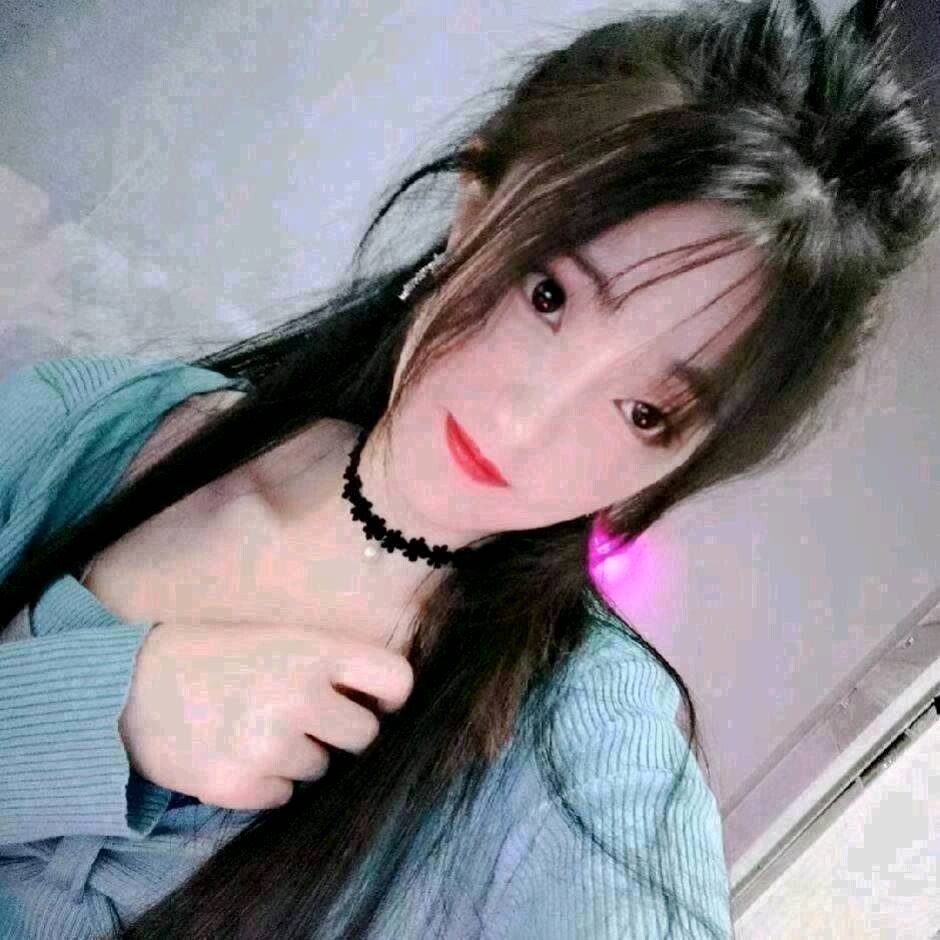 青栀潮流穿搭